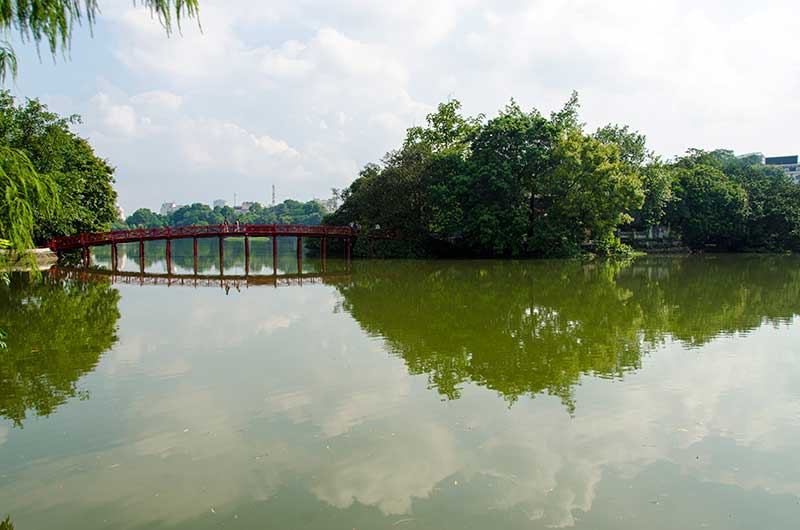 122 - Vietnam - Hanoi - lago Hoan Kiem - puente The Huc o Rayo de Sol